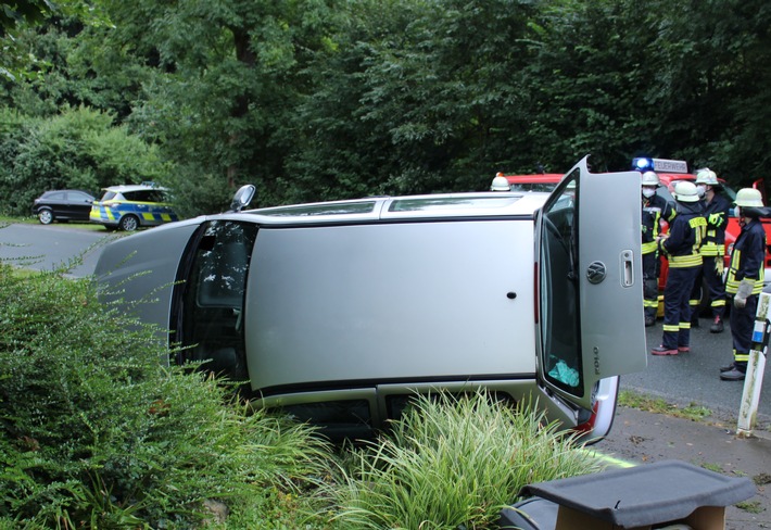 POL-MI: Autofahrerin bei Unfall schwer verletzt - Bulli-Fahrer flüchtet