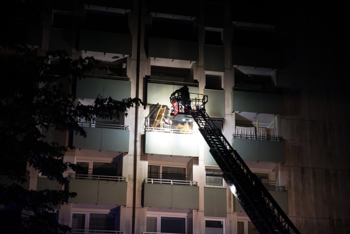 FW-RD: Feuerwehr löscht Wohnungsbrand im 4 OG - 57 Bewohner wurden evakuiert In der Pastor-Schröder Straße, in Rendsburg, kam es am Freitagabend (23.10.2021) zu einem Feuer im 4. Obergeschoss.