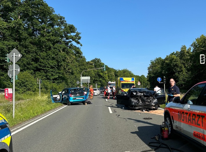 LPI-EF: Unfall mit drei Verletzten Personen und zwei nicht mehr fahrbereiten PKW