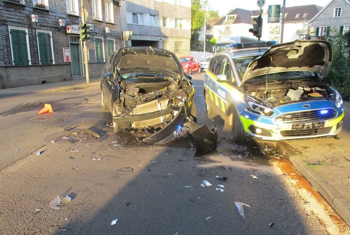 POL-RBK: Bergisch Gladbach - Verkehrsunfall bei Einsatzfahrt mit zwei Verletzten und hohem Sachschaden