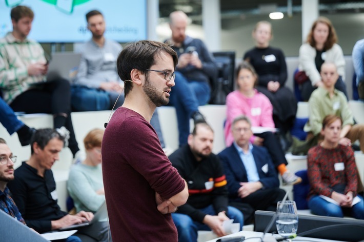 Faktencheck23-Gipfel in Berlin: Josef Holnburger (Geschäftsführer CeMAS) spricht über Desinformation als gesellschaftliche und journalistische Herausforderung. Foto: Annette Riedl / dpa / Weiterer Text über ots und www.presseportal.de/nr/8218 / Die Verwendung dieses Bildes für redaktionelle Zwecke ist unter Beachtung aller mitgeteilten Nutzungsbedingungen zulässig und dann auch honorarfrei. Veröffentlichung ausschließlich mit Bildrechte-Hinweis.