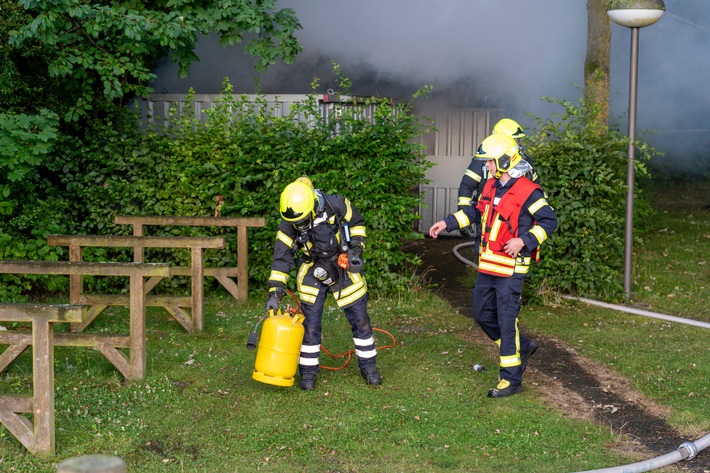 FW Flotwedel: Ortsfeuerwehr Offensen probt den Ernstfall - Vermeintlicher Containerbrand im Spitzweg