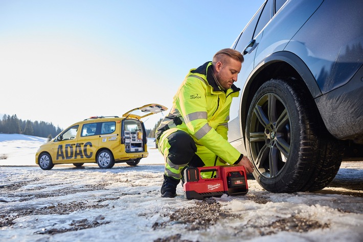 Pannenzahlen steigen weiter: ADAC musste 2025 fast 3,7 Mio. Mal helfen/ Häufigste Ursache eine defekte Batterie / Fahrradpannen nehmen um 15 Prozent zu