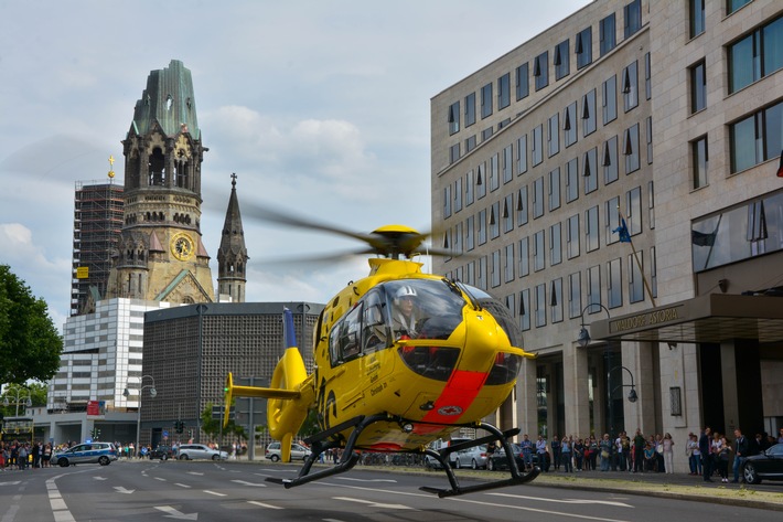 "Christoph 31" fliegt 75.000. Rettungseinsatz in Berlin / Weltweit die meisten Starts und Landungen / Rettungshubschrauber der ADAC Luftrettung seit 1987 unfallfrei / "Jubiläumseinsatz" in Pflegeheim