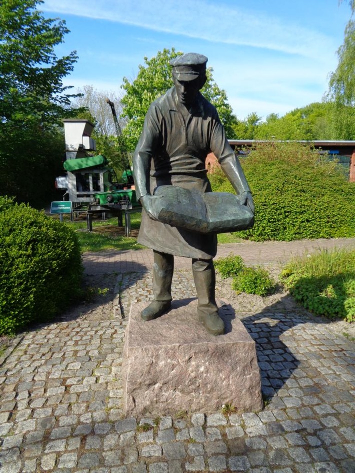 POL-CUX: Schwere Bronzestatue in Hemmoor entwendet - Zeugenaufruf (Lichtbild in der Anlage)