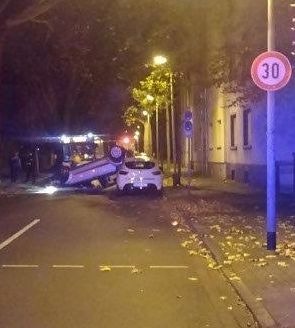 POL-BO: Auto-Überschlag auf der Gerichtsstraße - Ein Leichtverletzter (36)