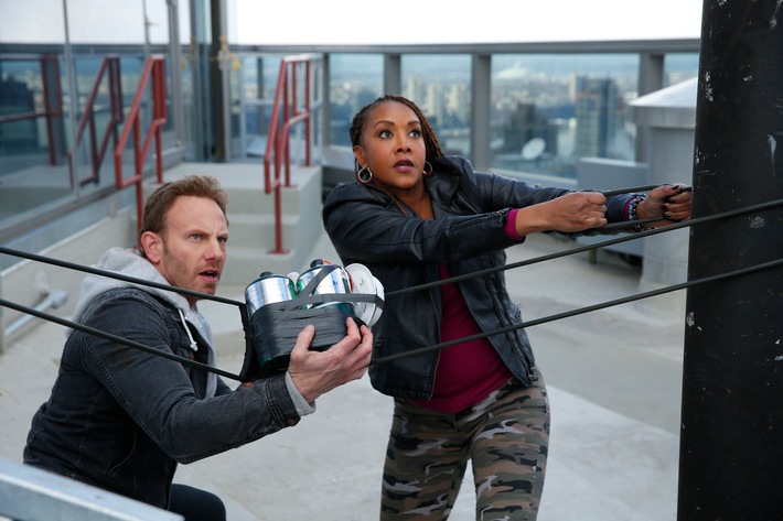 "Ich durfte Ian Ziering küssen!"/ "Sharknado 2"-Darstellerin Vivica A. Fox im TELE 5-Interview / "SchleFaZ Spezial" mit Oliver Kalkofe und Peter Rütten am 21. November ab 22:05 Uhr auf TELE 5 (FOTO)