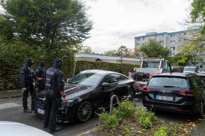 POL-D: Haftbefehl gegen bekannten Prediger - Verdacht des gewerbs- und bandenmäßigen Betrugs - Bilder zur heutigen Pressekonferenz