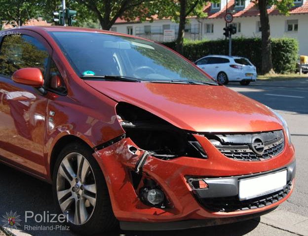 POL-PPWP: Eine Verletzte bei Unfall auf der Pariser Straße