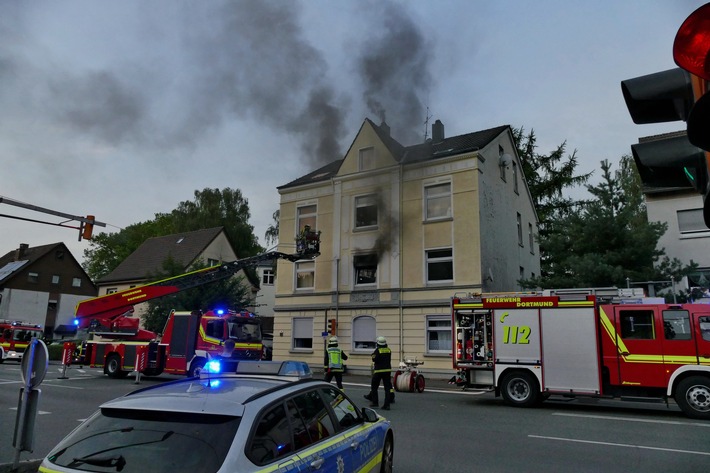 FW-DO: Feuer in Lütgendortmund. Wohungsbrand in Mehrfamilienhaus.