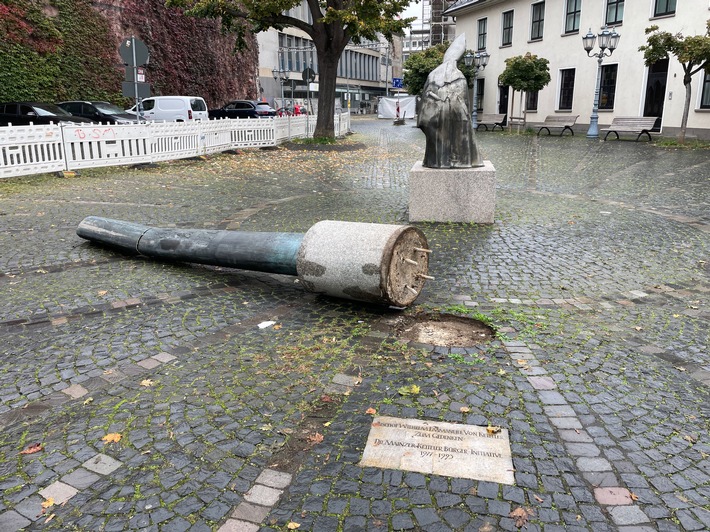 POL-PDMZ: LKW fährt Bischofssäule um