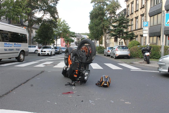 POL-PDMY: Verkehrsunfall mit leichtverletztem Motorradfahrer
Kreisverkehr Habsburgring - Töpferstraße
Montag, 24.08.2015, 17.19 Uhr