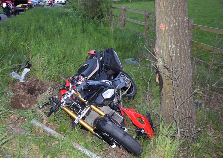 POL-HF: Verkehrsunfall mit tödlichem Ausgang- Motorradfahrer schleudert gegen Baum