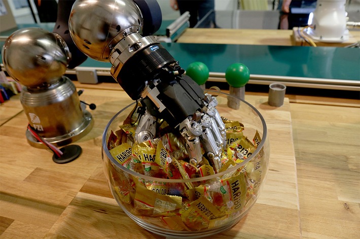FZI demonstriert Zusammenspiel von fünf Robotern unterschiedlicher Hersteller
