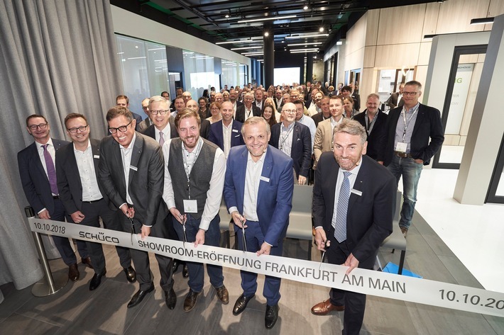 Andreas Engelhardt (2. v. re.), persönlich haftender Gesellschafter der Schüco International KG, eröffnet den Showroom des Unternehmens im Nextower, Frankfurt am Main. Weiterer Text über ots und www.presseportal.de/nr/16299 / Die Verwendung dieses Bildes ist für redaktionelle Zwecke honorarfrei. Veröffentlichung bitte unter Quellenangabe: "obs/Schüco International KG/Frank Peterschroeder"