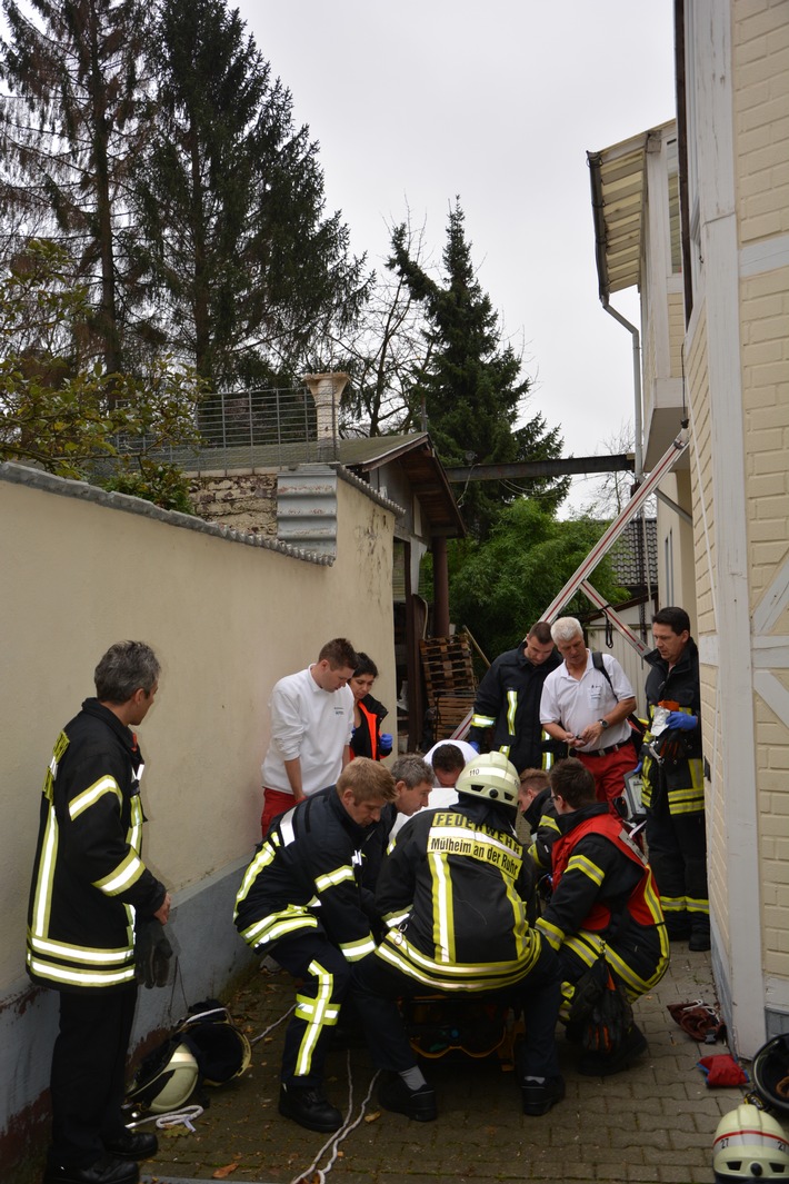 FW-MH: Aufwendige Menschenrettung über tragbare Leitern der Feuerwehr