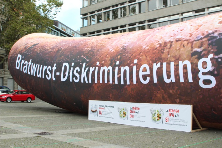 MwSt-Initiative: Riesenbratwurst auf dem Helvetiaplatz in Zürich (BILD)
