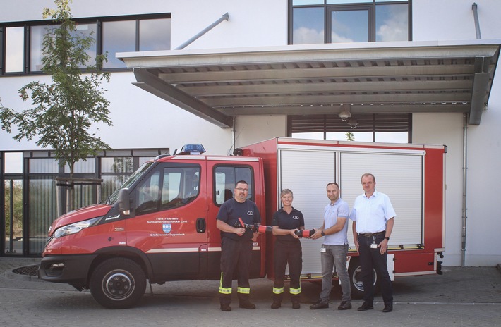 Bertrandt spendet Ortsfeuerwehr Tappenbeck Schaumaufsätze / Brandschutz hat hohe Priorität im Unternehmen