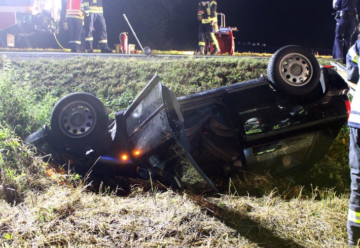 POL-MI: Auto bleibt auf dem Dach liegen: Fahranfänger (18) wird von Feuerwehr befreit