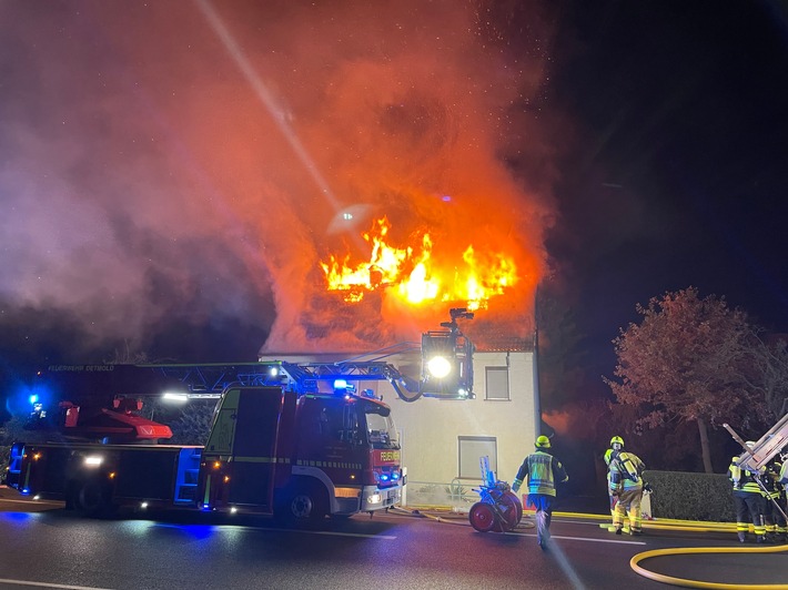 FW-DT: Gemeldeter Zimmerbrand, zwei Personen verletzt.