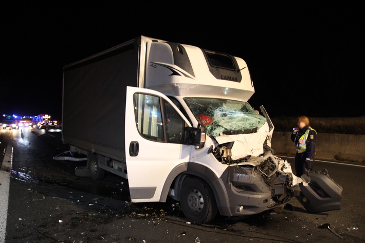 POL-BI: Schwerer Auffahrunfall auf der A2