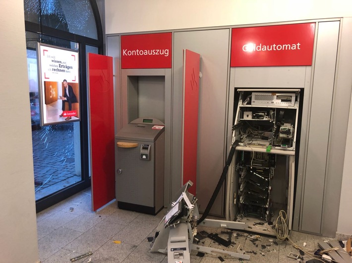 POL-HM: Geldautomat in der Fußgängerzone gesprengt