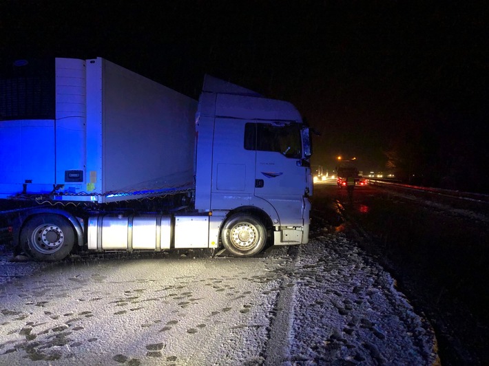 POL-PDPS: Sattelzug kommt ins Schleudern