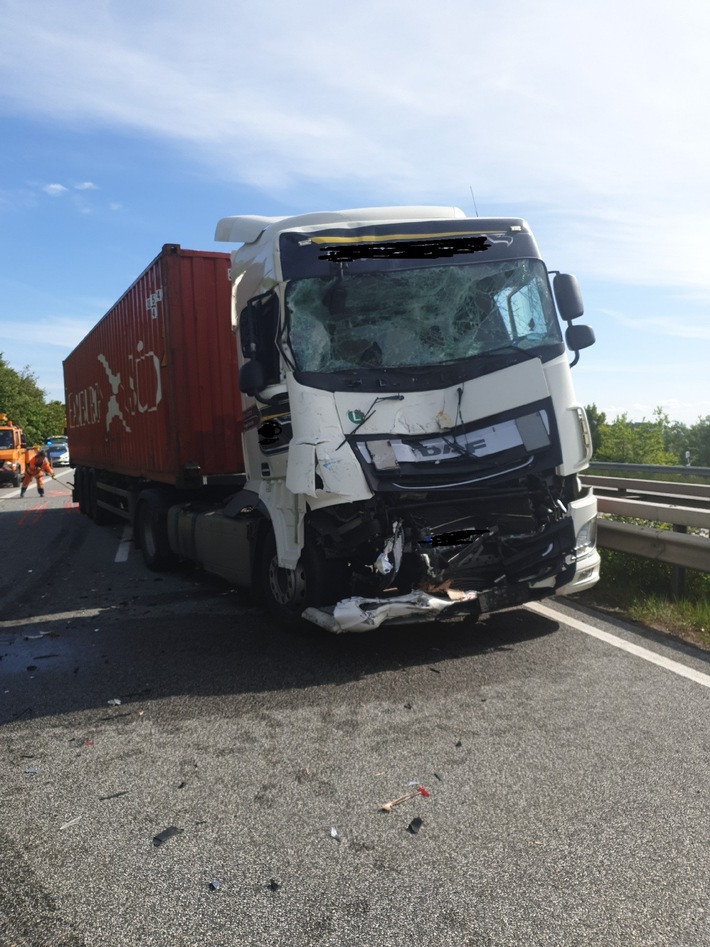 POL-CUX: ++++ Weiterer schwerer Verkehrsunfall auf der BAB 27 - LKW Fährt auf Sicherungsanhänger der Autobahnmeisterei auf - Vollsperrung ab der Anschlussstelle Hagen