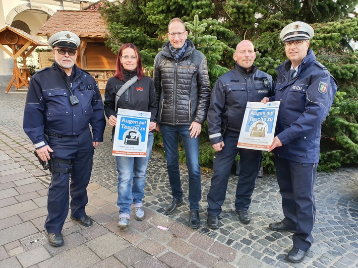 POL-PB: Zum Start des Paderborner Weihnachtsmarktes - Augen auf und Tasche zu! - Kooperation der Polizei Paderborn, der PaderSprinter GmbH und Radio Hochstift