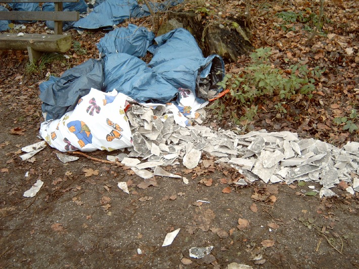 POL-HI: Umweltfrevler entsorgt unerlaubt säckeweise Asbestfaserplatten.