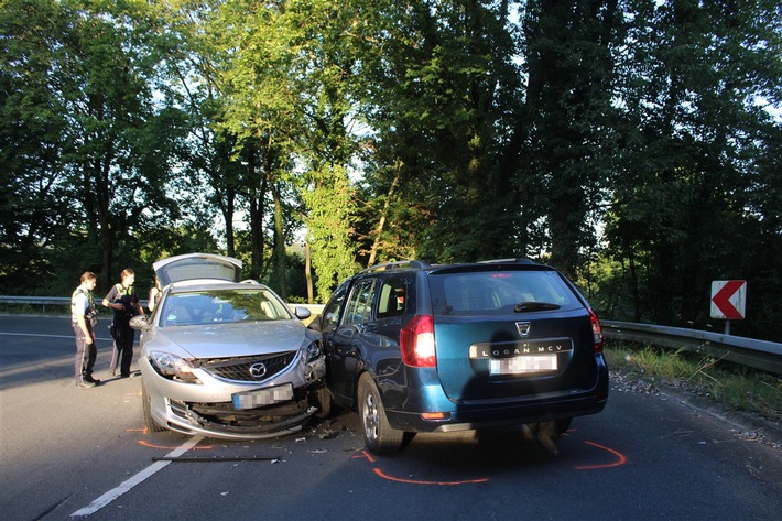 POL-RBK: Odenthal - Betrunkener Pkw-Fahrer ohne Fahrerlaubnis verursacht Verkehrsunfall