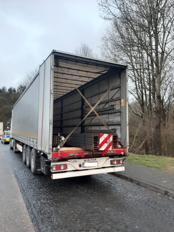 POL-LDK: Stahlträger ragen aus Sattelauflieger heraus - Verkehrsdienst untersagt Weiterfahrt