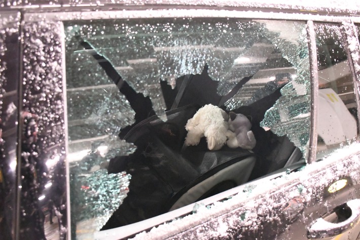 POL-NE: Polizeibeamte ertappen Autoaufbrecher auf frischer Tat