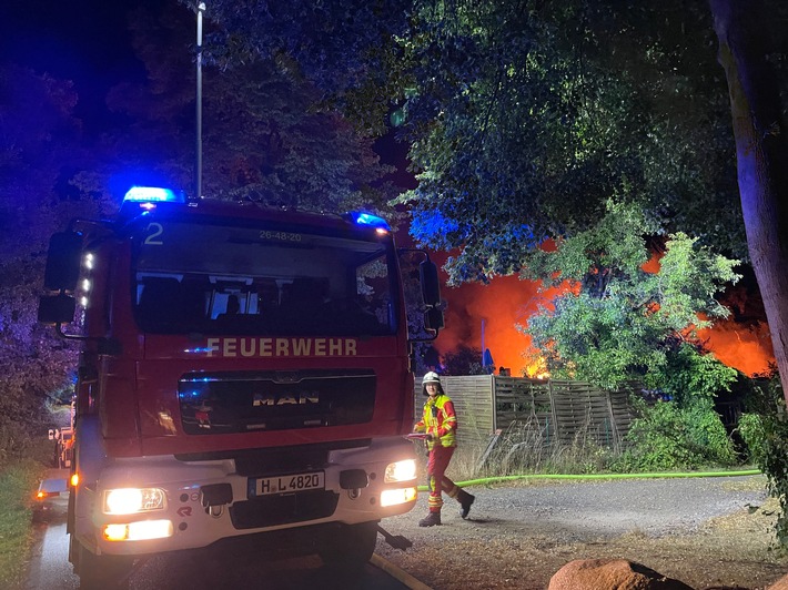 FW Lehrte: Laubenbrand entwickelt sich zum Großfeuer - Ausfall des Digitalfunk erschwert den Einsatz