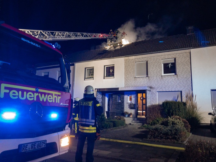 FW-RE: Brand am ersten Weihnachtstag - Kein besinnliches Weihnachten für zwei Bewohner - Zwei verletzte Personen