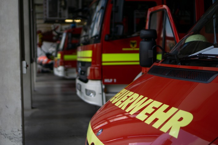 FW-DO: 05.01.2022 - FEUER IN SCHARNHORST Wohnungsbrand in einem Mehrfamilienhaus