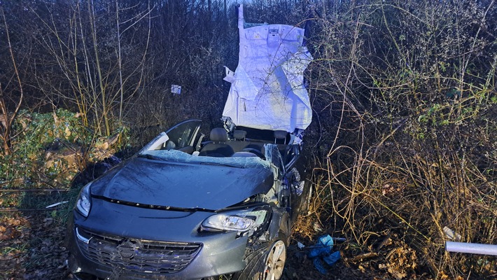 FW Düren: Verkehrsunfall mit eingeklemmter Person