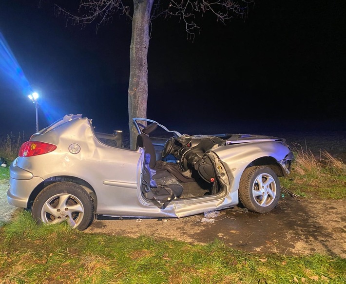 FW Bergheim: Zwei Verletzte nach Verkehrsunfall in Bergheim Beifahrerin wurde in Fahrzeug eingeklemmt