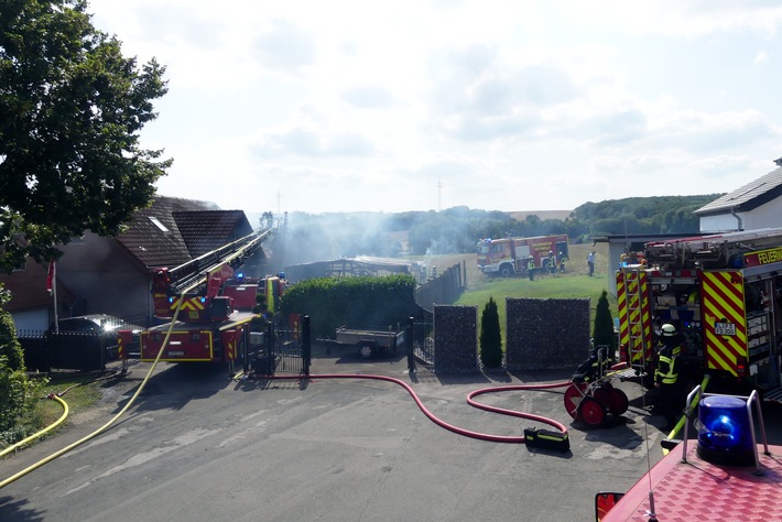 FW-DT: Brand in Carport entwickelt sich zu Großeinsatz - zwei Verletzte