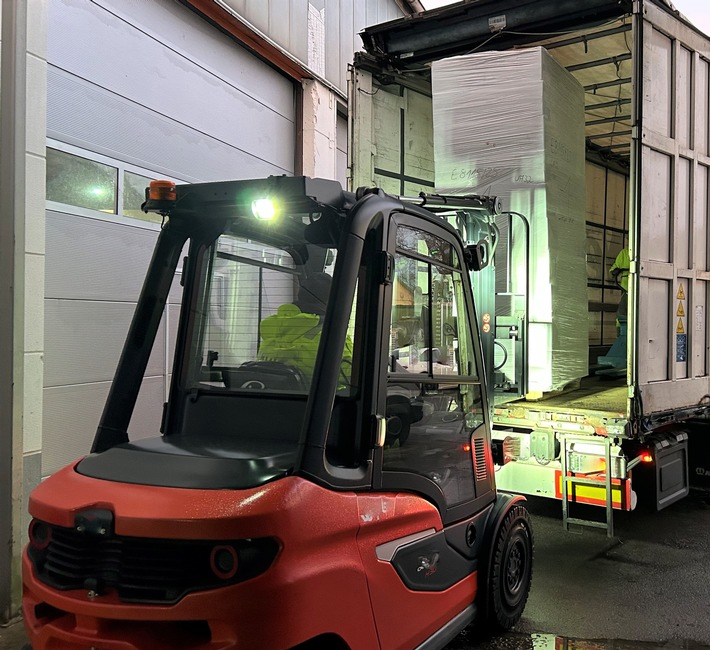 ZOLL-E: Doppelschlag gegen illegalen Zigarettenhandel /zwei Hehlerbanden zerschlagen /fünf Personen verhaftet /10,4 Millionen Zigaretten sichergestellt