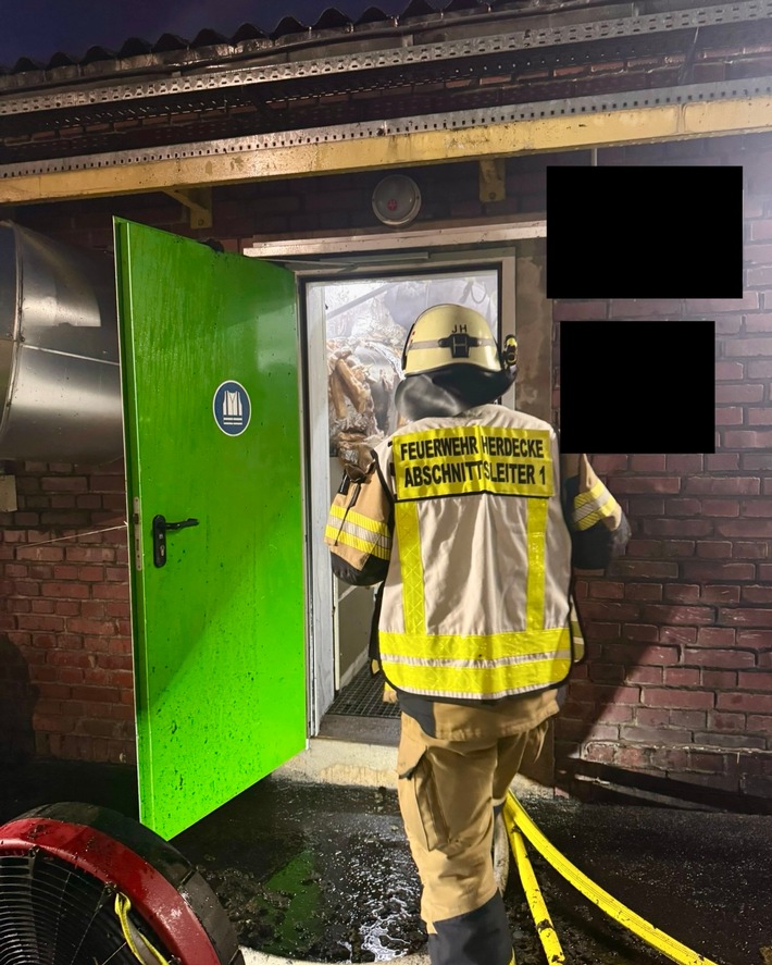 FW-EN: Abschlussmeldung - Brand im Industriebetrieb in Herdecke - Die Feuerwehren des Ennepe-Ruhr-Kreis sind mit 132 Einsatzkräften über 7 Stunde im Einsatz.