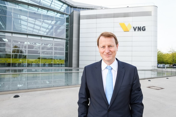 VNG-CEO Ulf Heitmüller vor dem Konzernsitz in Leipzig / Weiterer Text über ots und www.presseportal.de/nr/38708 / Die Verwendung dieses Bildes ist für redaktionelle Zwecke honorarfrei. Veröffentlichung bitte unter Quellenangabe: "obs/VNG AG/Eric Kemnitz"