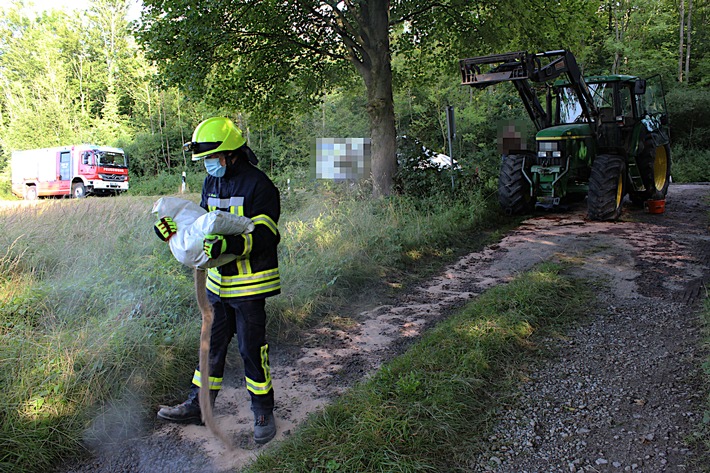 POL-HM: Ackerschlepper reißt sich den Tank auf - Dieselkraftstoff fließt auf Feldweg