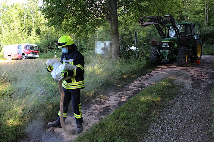 POL-HM: Ackerschlepper reißt sich den Tank auf - Dieselkraftstoff fließt auf Feldweg