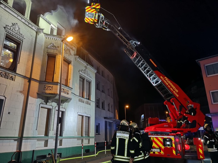 FW-MH: Ungewöhnliche Brandursache. Vier Personen aus verrauchten Mehrfamilienhaus gerettet.