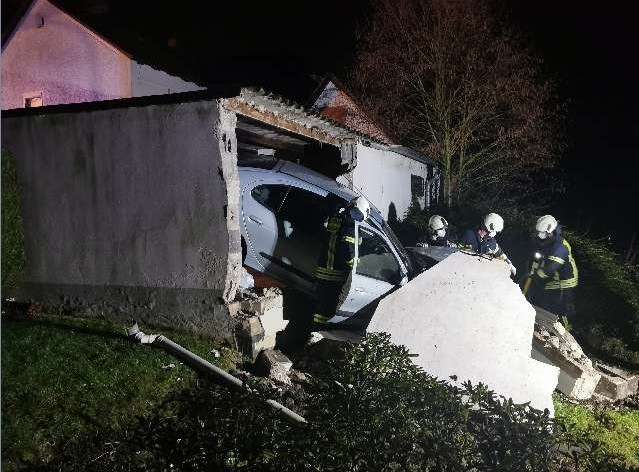 POL-NI: Glück im Unglück Fahrzeug durchbricht Garagenmauer