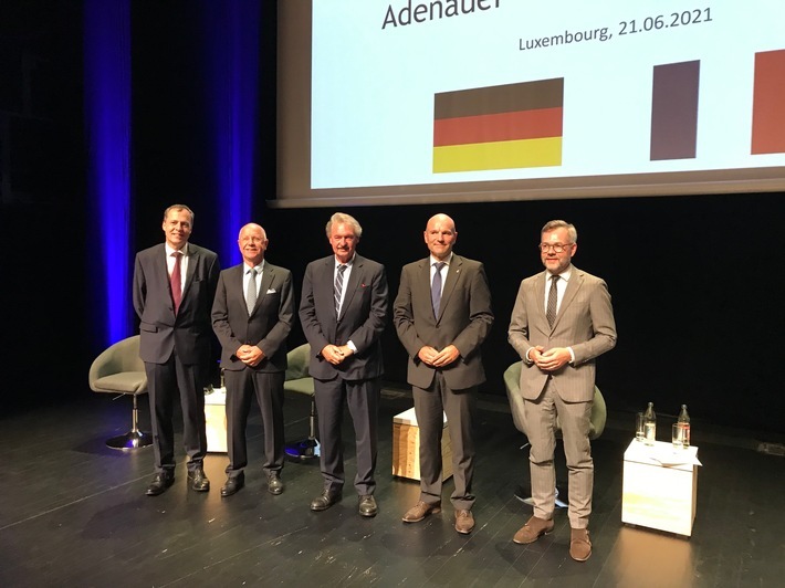Bei der Übergabe der Urkunden. Vlnr: Bruno Perdu, Französischer Botschafter in Luxemburg, René Closter, Präsident des Verwaltungsrats der Luxembourg Air Rescue und Stellvertretender Vorsitzender des Aufsichtsrats der DRF Stiftung Luftrettung gemeinnützige AG, Jean Asselborn, Minister für auswärtige und europäische Angelegenheiten sowie Minister für Immigration und Asyl des Großherzogtums Luxemburg, Dr. Krystian Pracz, Vorstandsvorsitzender der DRF Luftrettung, Michael Roth, MdB, Staatsminister für Europa im Auswärtigen Amt und Beauftragter für die deutsch-französische Zusammenarbeit. Hinweis: Personen auf dem Foto alle geimpft und vorab getestet, daher konform zu den geltenden Vorschriften im Großherzogtum Luxemburg ohne Masken. / Weiterer Text über ots und www.presseportal.de/nr/60539 / Die Verwendung dieses Bildes ist für redaktionelle Zwecke unter Beachtung ggf. genannter Nutzungsbedingungen honorarfrei. Veröffentlichung bitte mit Bildrechte-Hinweis.