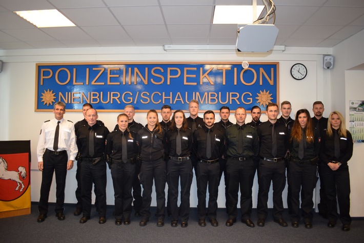 POL-NI: Nienburg -19 neue Kolleginnen und Kollegen in der Polizeiinspektion Nienburg/Schaumburg
