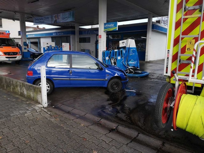 FW-GE: Erheblicher Sachschaden nach Unfall auf Tankstellengelände in Gelsenkirchen-Resse / Fahrerin verletzt sich leicht und musste in ein Krankenhaus eingeliefert werden