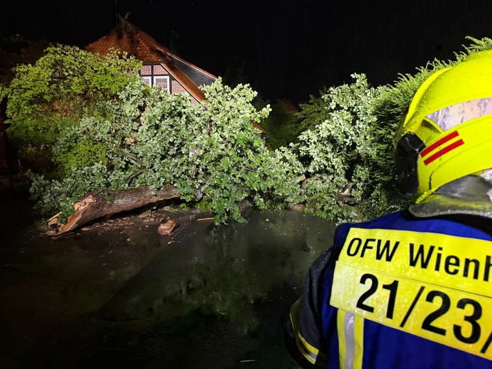FW Flotwedel: Nächtliche Einsätze für die Feuerwehr in der Klostergemeinde: Sturmschäden und vermuteter Schwelbrand